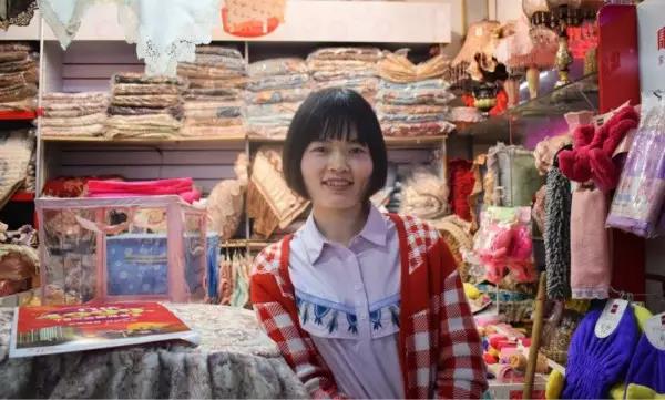“就算現(xiàn)在橋南市場的經(jīng)濟(jì)一直在后退，可我覺得它是永遠(yuǎn)不會(huì)倒閉的?！保v